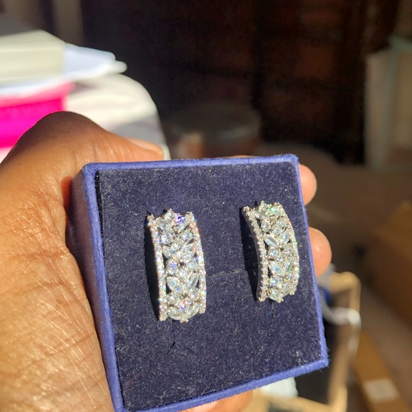 Silver diamond finish studs - Picture 7 of 11